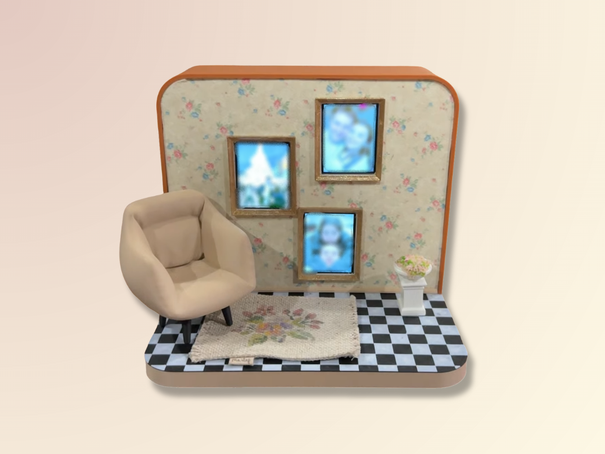 Scale-model synchronized three-screen photo display hero image